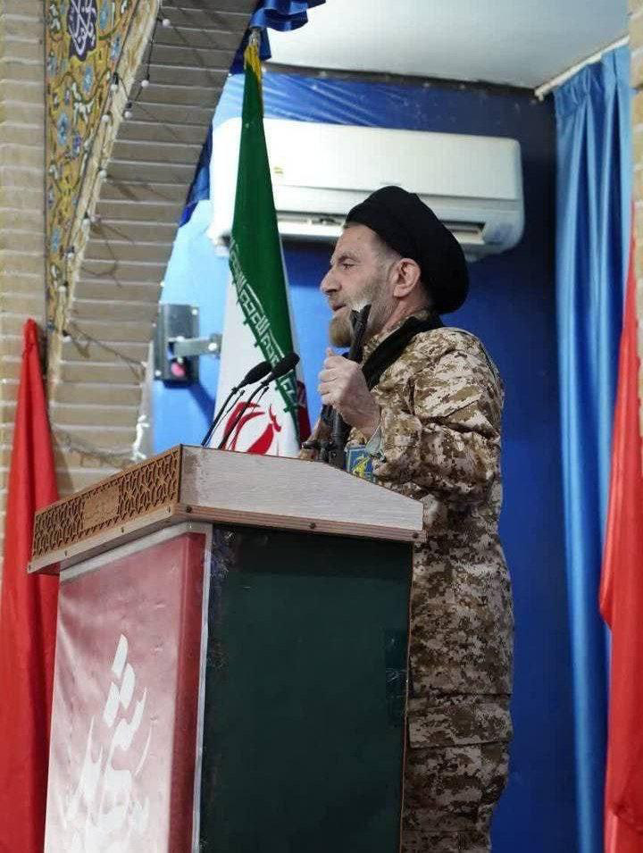 خطباء الجمعة في إيران  بزي عسكري وعلى المنابر يحملون السلاح والعلم